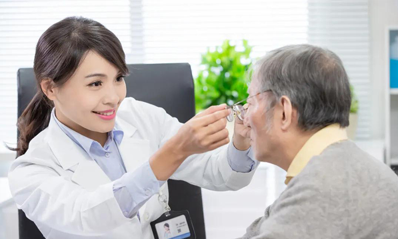 剛進(jìn)入40歲，你能接受戴老花鏡嗎？