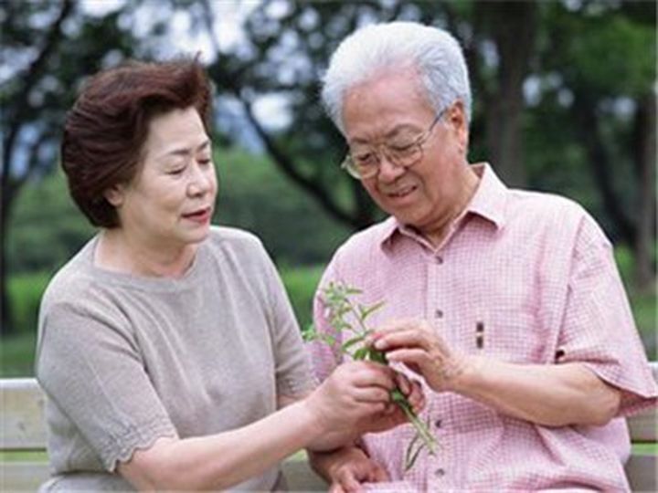 老花鏡科普：老人該如何緩解老花眼？