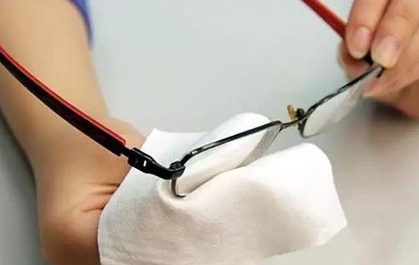 老花鏡防輻射眼鏡的作用、保養(yǎng)，你真的都懂嗎？