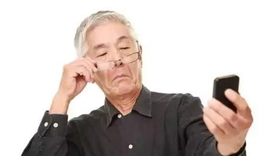 老花眼用手機(jī)發(fā)信息成了奢侈，六十歲的困惑看他怎么解決